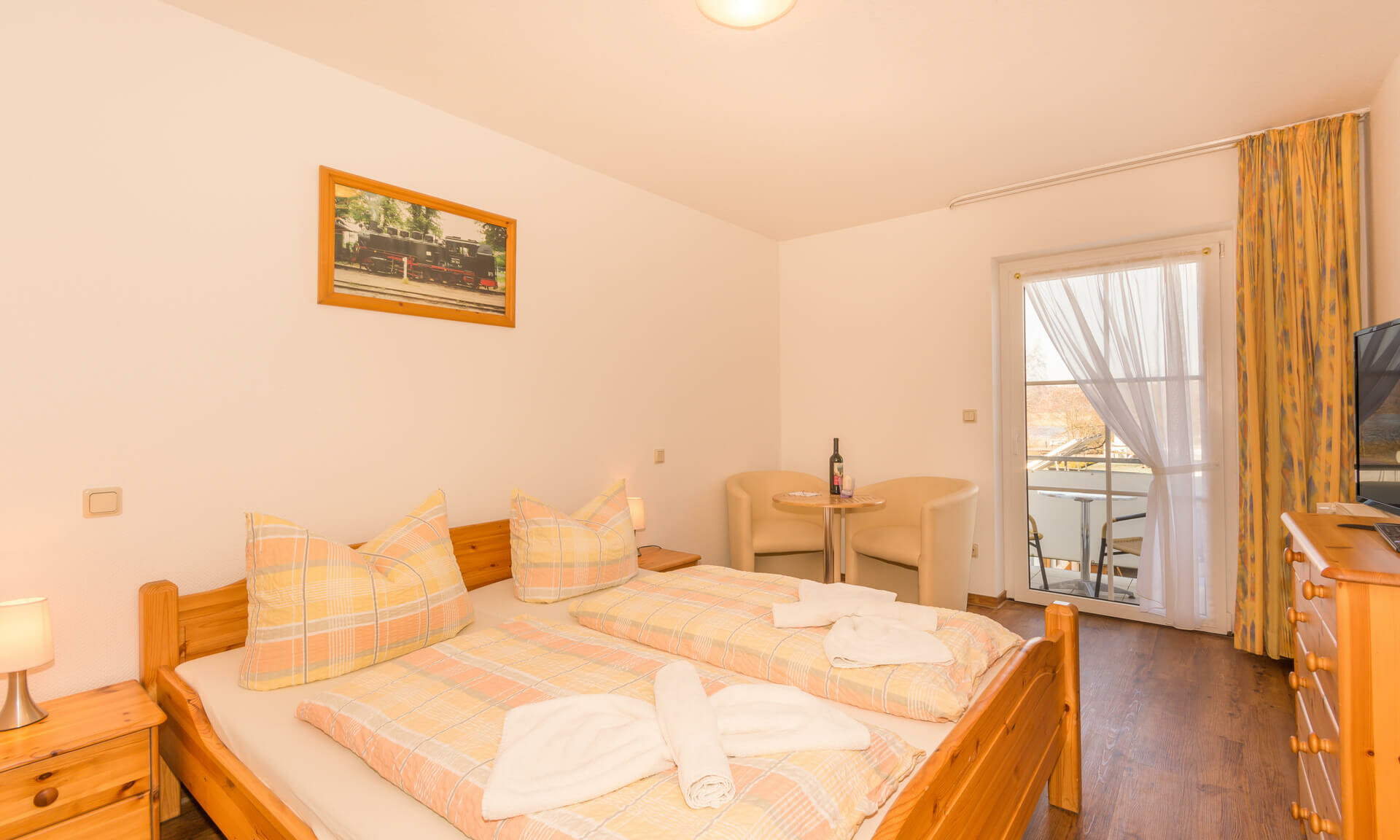 Zimmerkategorie Doppelzimmer mit Doppelbett und Kabel-TV, Bad, Dusche, WC - Rügen, Binz