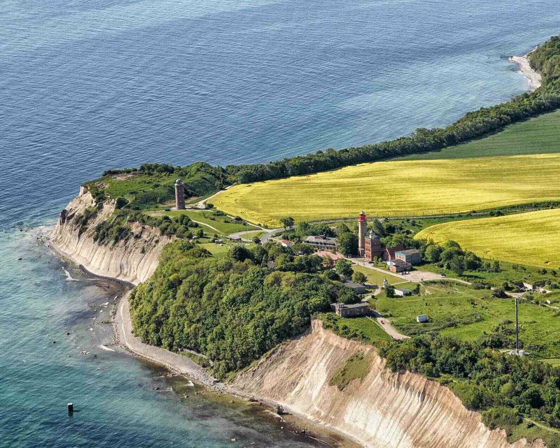 Luftaufnahme Kap Arkona auf Rügen mit Leuchturm und Küstenlinie