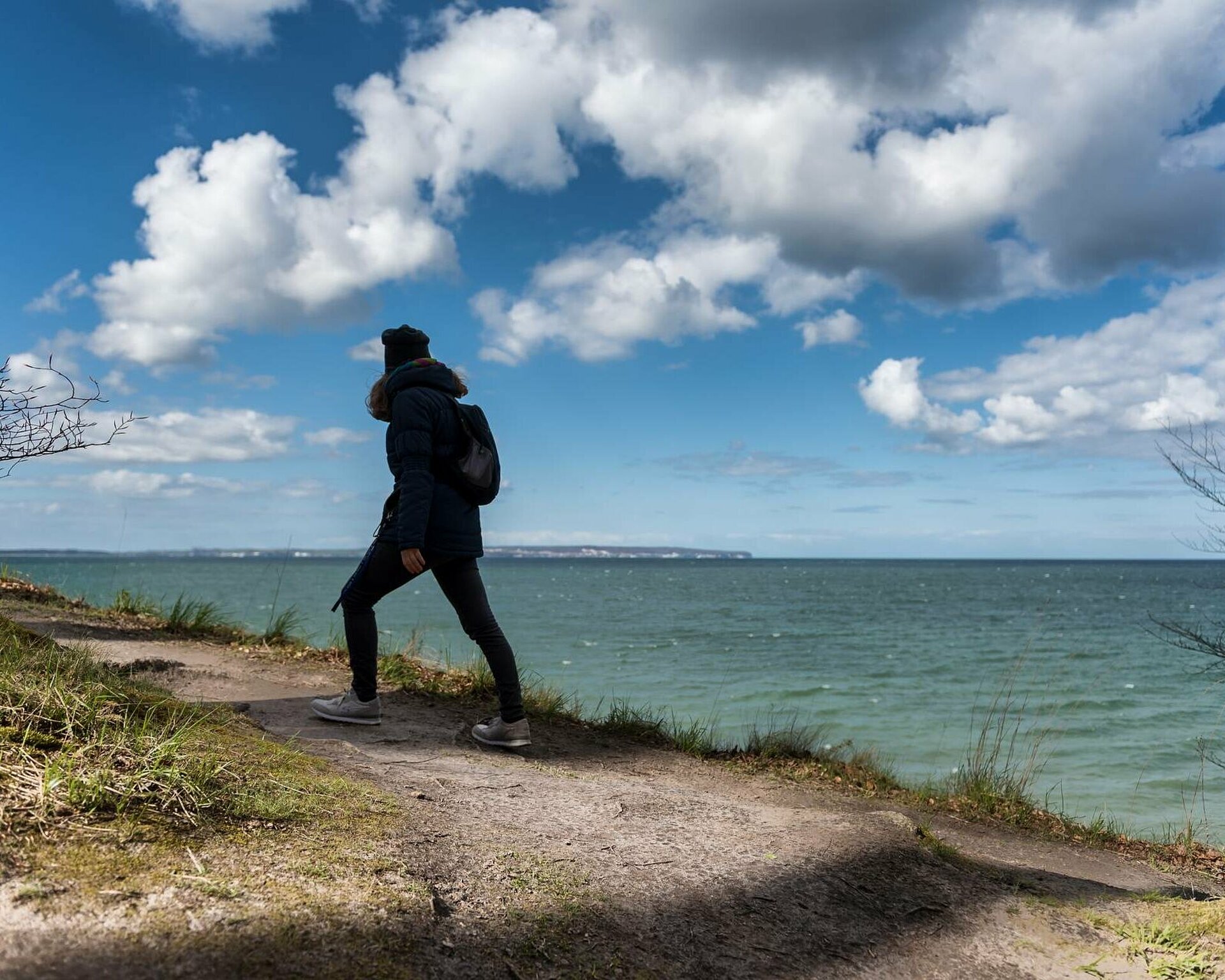 Wanderer am Strand mit Blick aufs Meer Richtung Sassnitz - Pension Anker, Rügen