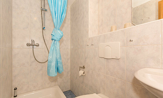 Bad mit Dusche und WC in Pension ANKER - Rügen, Binz Bad Einzelzimmer Pension ANKER Dusche, WC, Waschbecken und Haartrockner - Rügen, Binz