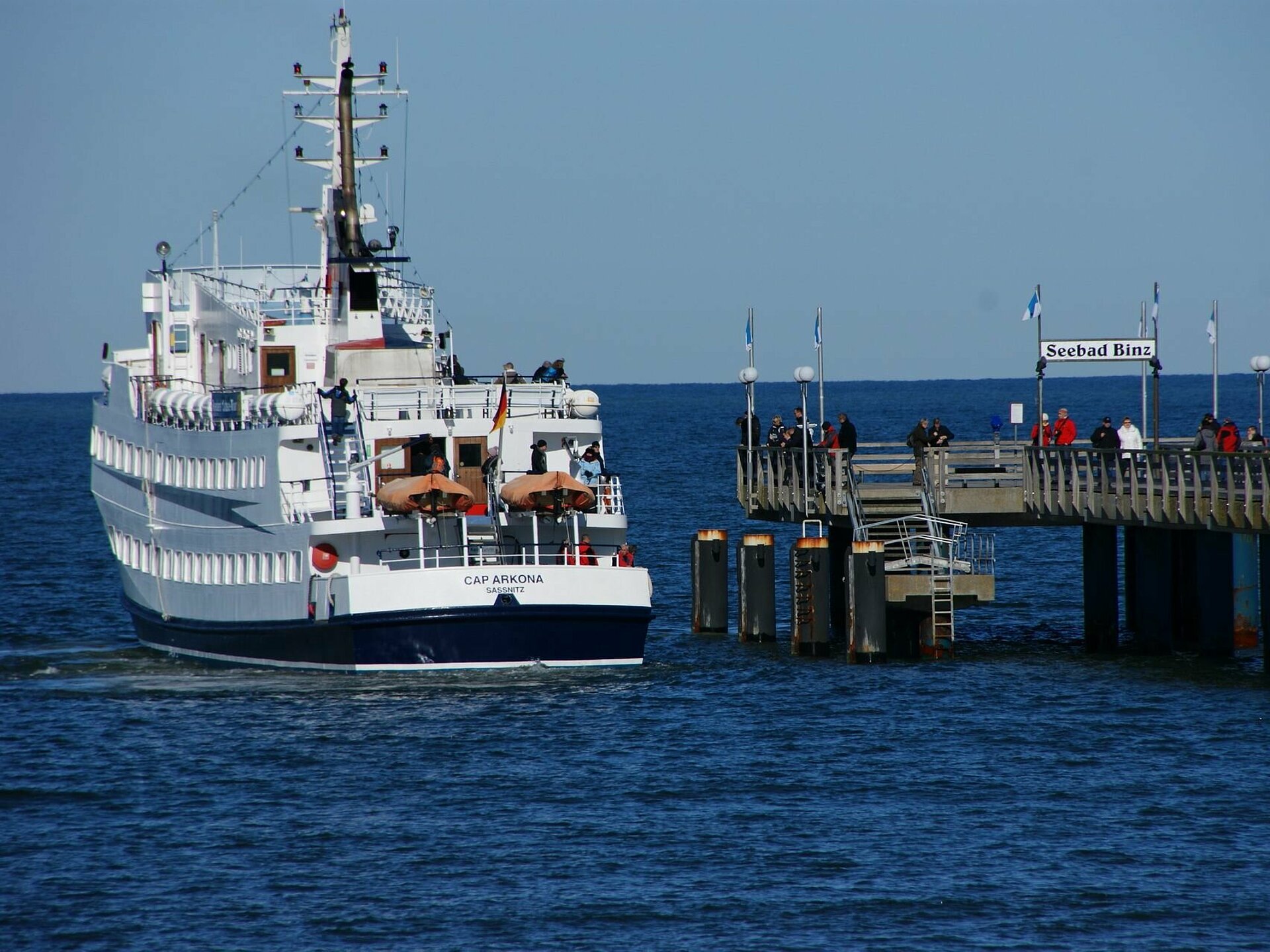 Schiff legt an der Binzer Seebrücke an Richtung Kreidefelsen