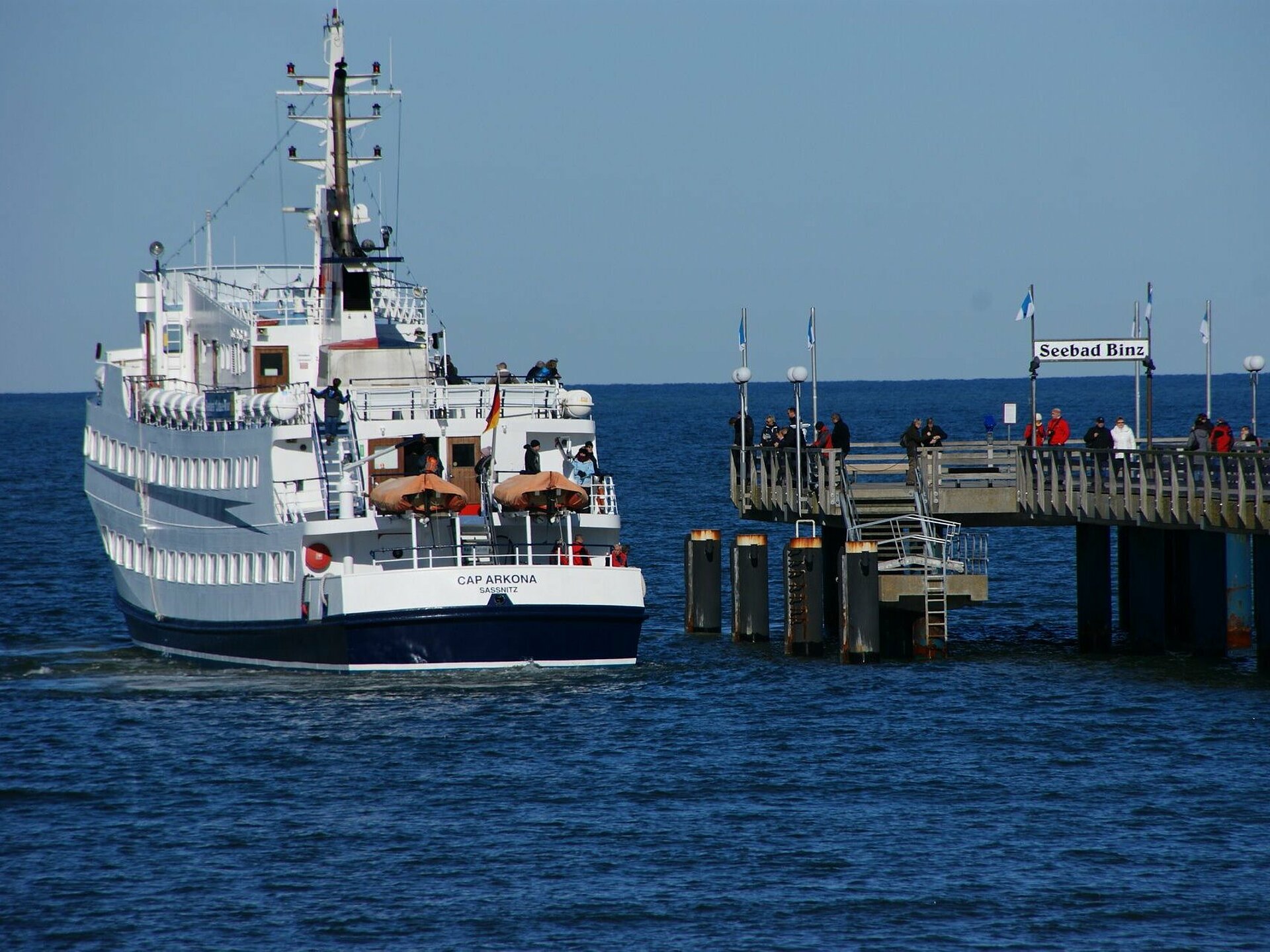Schiff legt an der Binzer Seebrücke an Richtung Kreidefelsen