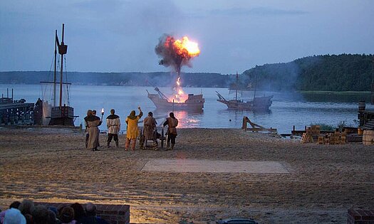 Störtebeker Festspiele mit Schauspieler und explodierenden Schiff - Pension Anker, Rügen
