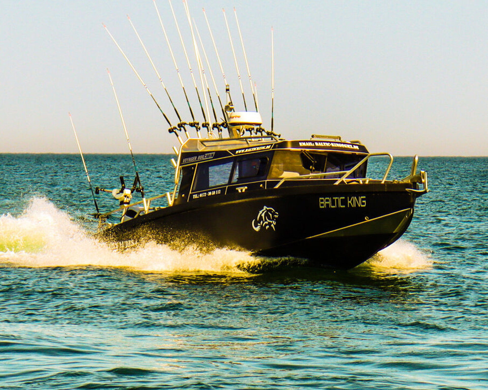 Speziell ausgerüstetes Boot mit Angeln für geführte Angeltoren um Rügen - Pension ANKER