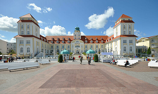 Binzer Kurhausplatz mit Blick auf Kurhaus - Pension Anker, Rügen