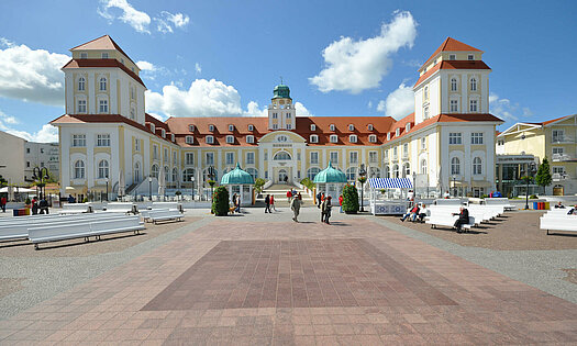 Binzer Kurhausplatz mit Blick auf Kurhaus - Pension Anker, Rügen