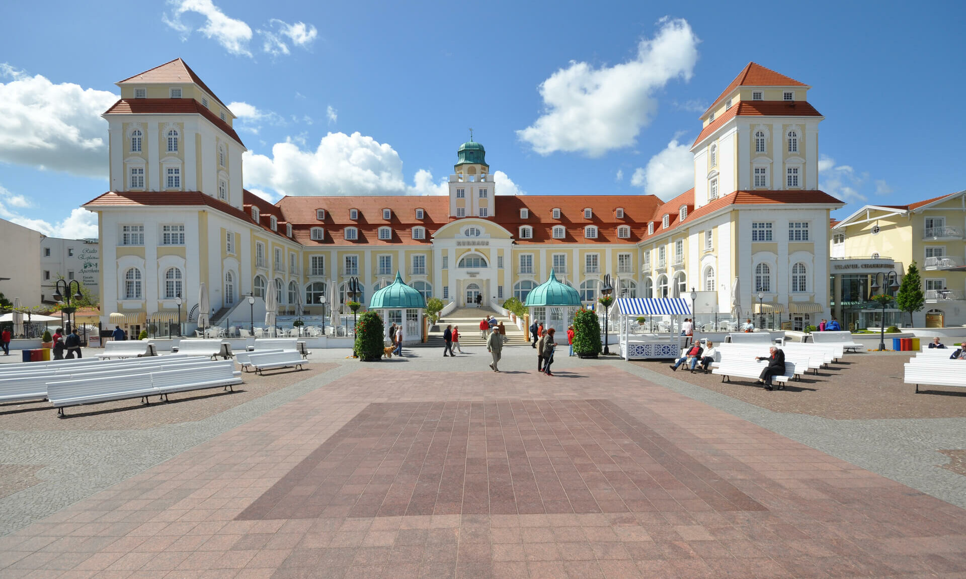 Binzer Kurhausplatz mit Blick auf Kurhaus - Pension Anker, Rügen