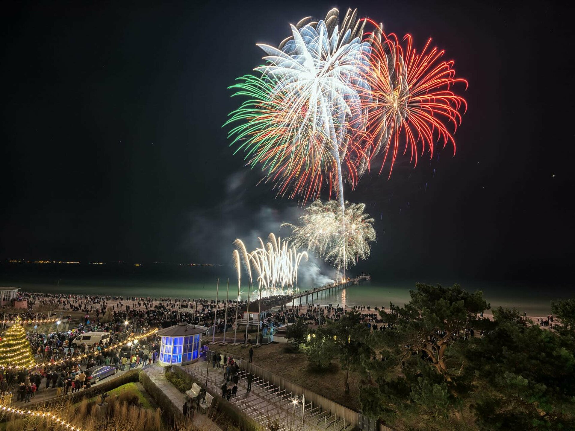 Silvesterfeuerwerk an Binzer Seebrücke und Seebrückenplatz mit Blick auf Ostsee - Rügen, Pension ANKER