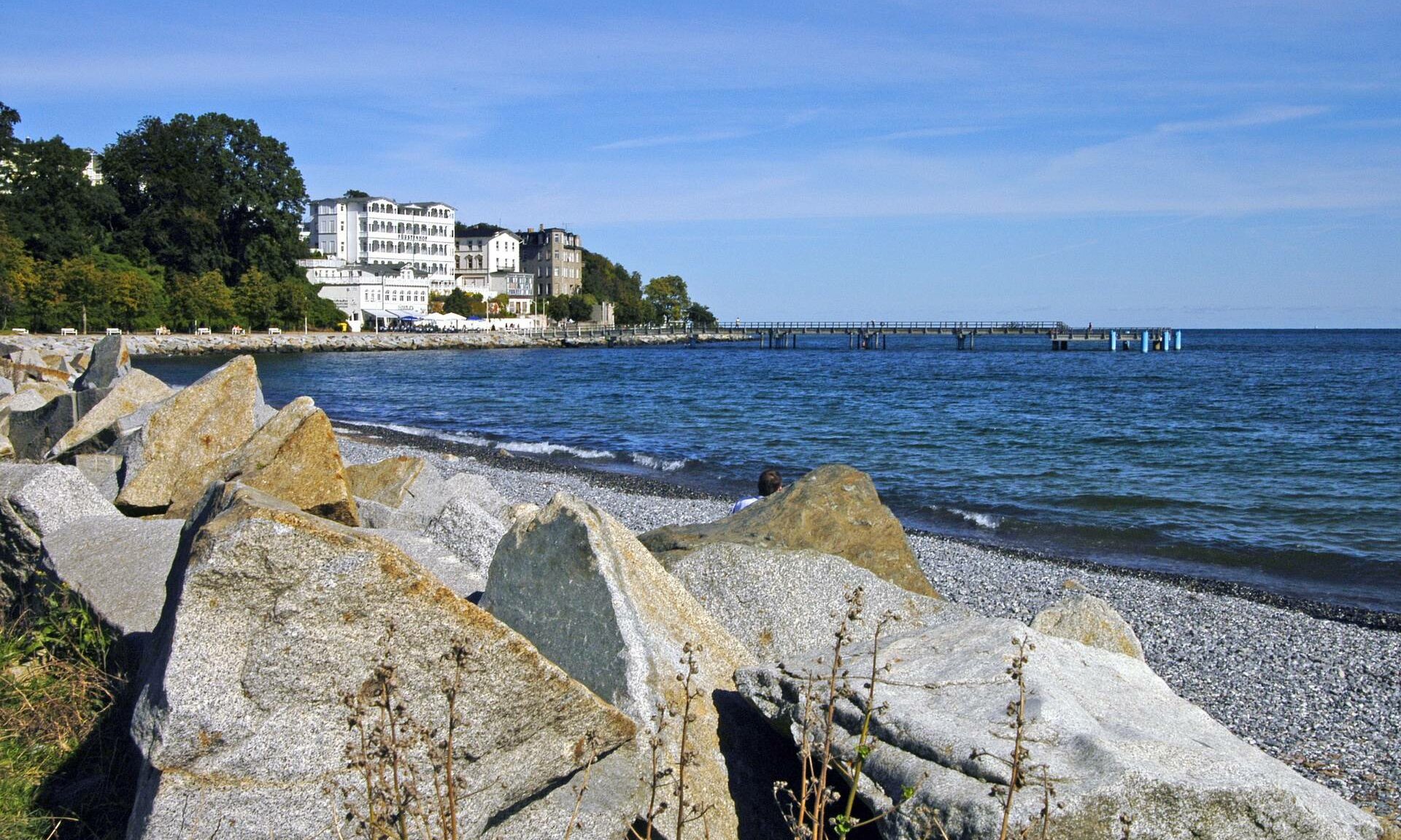 Steinstrand Sassnitz mit Blick auf Seebrücke und Fürstenhotel - Pension Anker, Rügen
